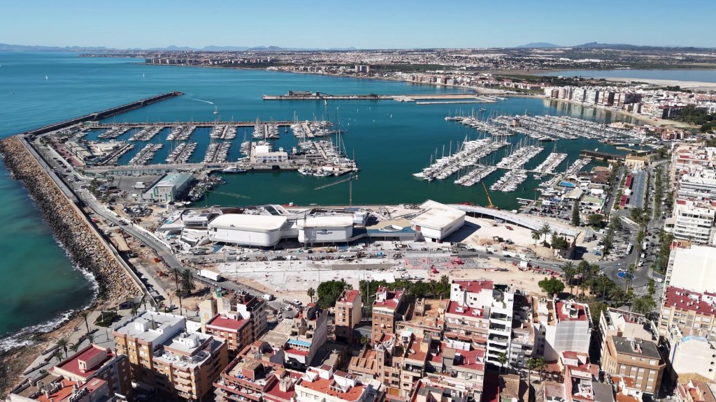 Vista aérea del puerto de Torrevieja y la ciudad
