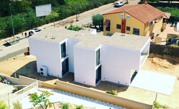 Vista aérea de vivienda prefabricada terminada