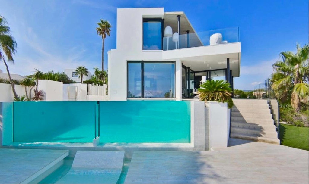 Vivienda de alta gama con piscina y acabados en hormigón