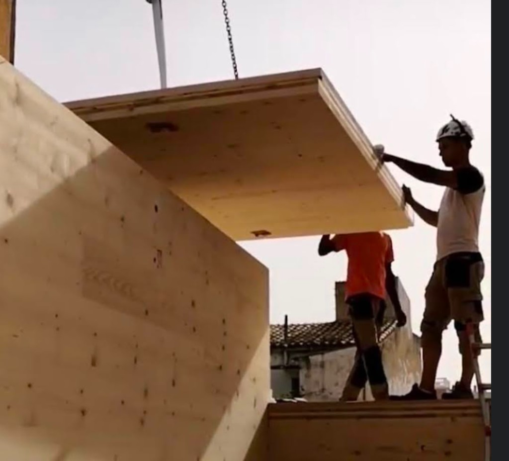 Instalación de panel de madera estructural con grúa