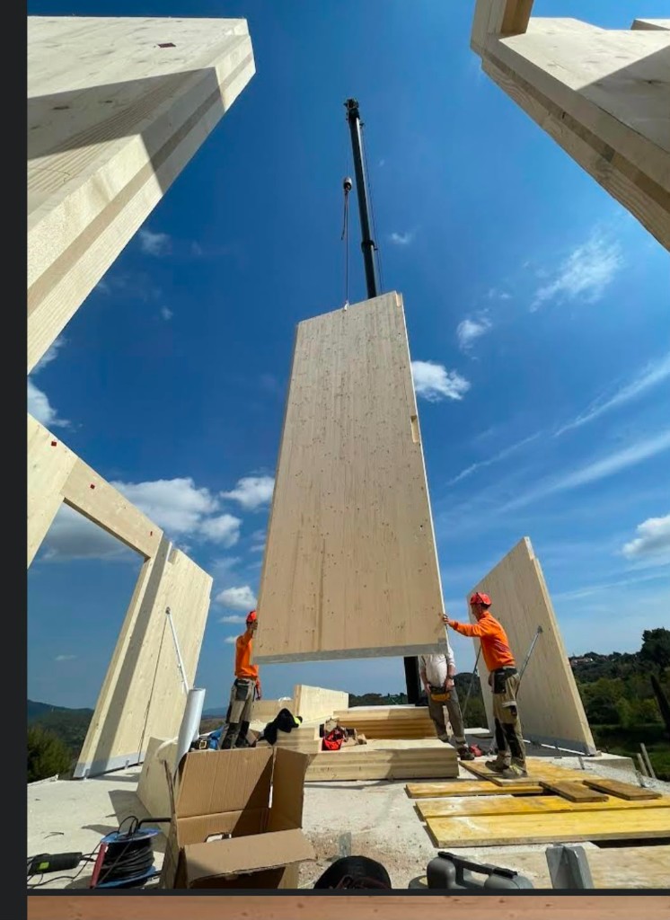 Montaje de paneles de madera en planta baja