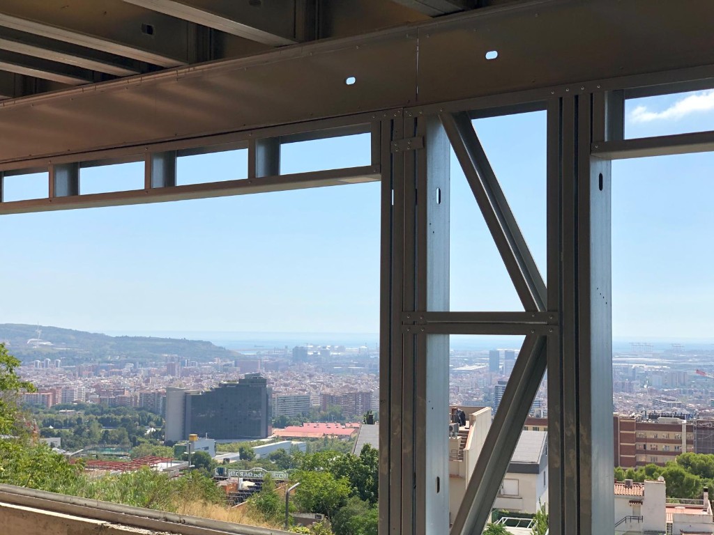 Steel frame con arriostramiento diagonal en obra