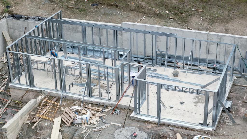 Vista aérea de la estructura de acero sobre losa de cimentación