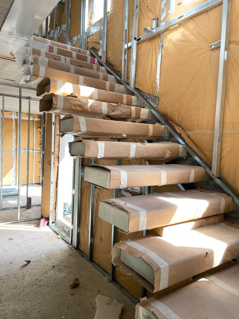 Interior en construcción con estructura metálica e instalación